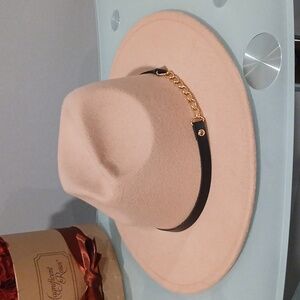 🔥VINTAGE TAN FEDORA WITH BLACK & GOLD ACCENT BELT♥️